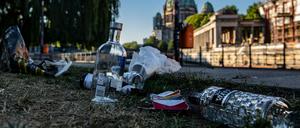 Müll liegt auf einer Wiese im James-Simon-Park. Immer wieder musste dort die Polizei wegen Alkoholexzessen einschreiten. Damit soll nun Schluss sein. 