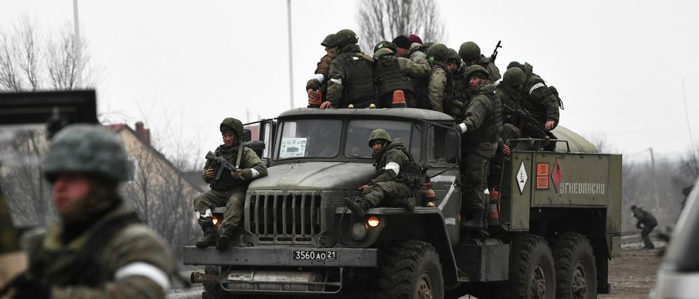 Das von der staatlichen russischen Nachrichtenagentur Sputnik veröffentlichte Bild zeigt russische Soldaten auf einem Militärlastwagen. 