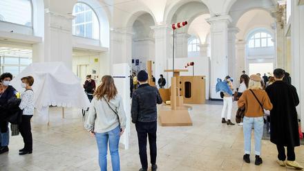 Die Ausstellungen verteilen sich über die verschiedenen Fakultäten der UdK. Es gibt Führungen, Shows, aber auch Räume, durch die man allein gehen kann.
