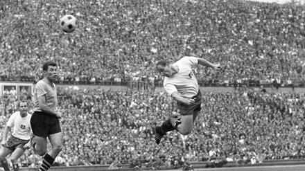 Uwe Seeler beim 3:0 Sieg des HSV über Borussia Dortmund im DFB-Pokal-Finale 1962/1963