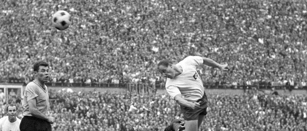 Uwe Seeler beim 3:0 Sieg des HSV über Borussia Dortmund im DFB-Pokal-Finale 1962/1963