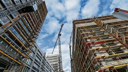 Nichts dreht mehr? Gestörte Lieferketten, Materialengpässe, Inflation, rasant gestiegene Preise bei Vorprodukten und eine bedrohliche Energiekrise schaffen Verunsicherung. Das Ifo-Institut und BFW berichten über eine große Zahl von Auftragsstornierungen. 