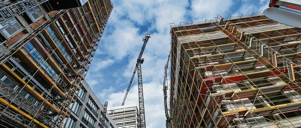 Nichts dreht mehr? Gestörte Lieferketten, Materialengpässe, Inflation, rasant gestiegene Preise bei Vorprodukten und eine bedrohliche Energiekrise schaffen Verunsicherung. Das Ifo-Institut und BFW berichten über eine große Zahl von Auftragsstornierungen. 