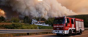 An der Grenze zwischen Miren und Nordostitalien wüten Waldbrände. 