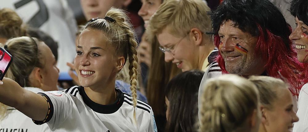 Giulia Gwinn und ihre Eltern sind wohl die bekannteste deutsche Familie bei der Fußball-EM in England