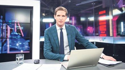Moderiert aus dem Exil. Tichon Dsjadko ist Chefredakteur des TV-Senders Doschd. Vergangene Woche war er zum ersten Mal mit „Hier und jetzt“ auf Sendung. 