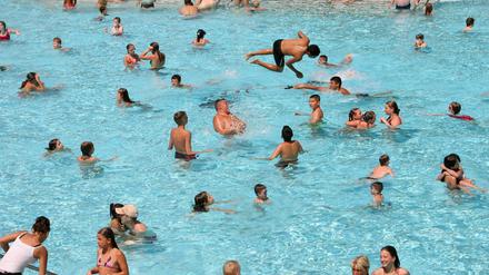 Badegäst:innen im Wasser.