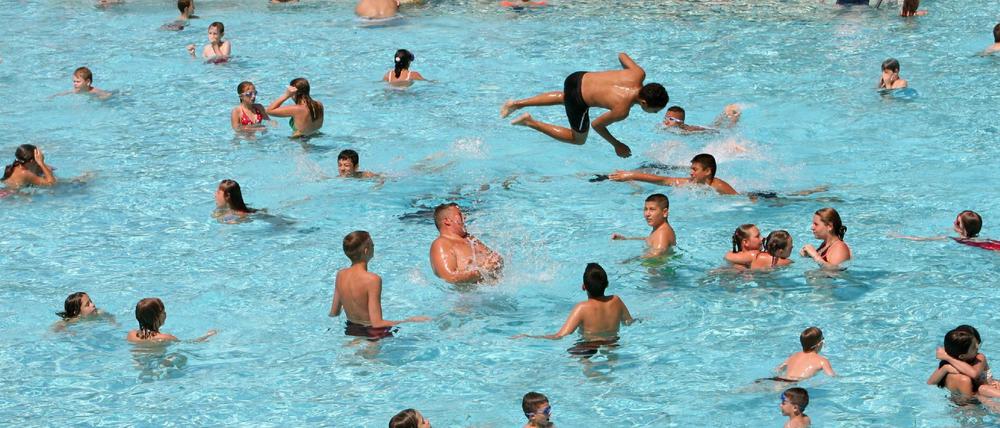 Badegäst:innen im Wasser.