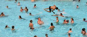 Badegäst:innen im Wasser.
