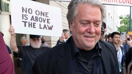 Unbelehrbar: Ein grinsender Steve Bannon, ehemaliger Chefstratege von Ex-US-Präsident Trump, nach der Urteilsverkündung.