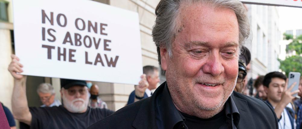Unbelehrbar: Ein grinsender Steve Bannon, ehemaliger Chefstratege von Ex-US-Präsident Trump, nach der Urteilsverkündung.