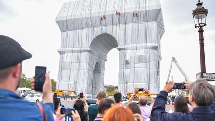 Fertig verpackt. Der Arc de Triomphe in Paris zieht die Besucher an.
