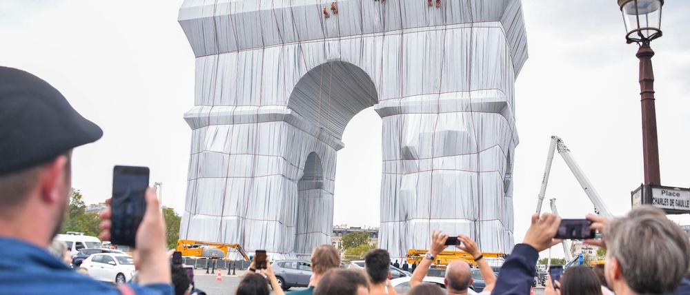 Fertig verpackt. Der Arc de Triomphe in Paris zieht die Besucher an.