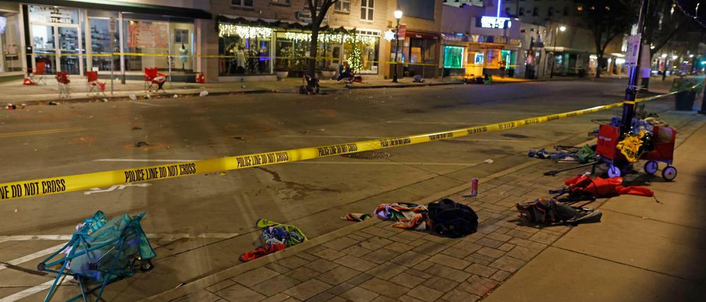 Auto rast in Straßenparade. Polizeiabsperrung in US-Kleinstadt Waukesha