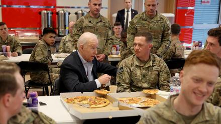 In Polen wird jetzt die Demokratie verteidigt. Präsident Joe Biden bei Soldaten der 82. Luftlande-Division im Karpatenvorland.
