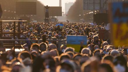 Mehr als 15.000 Zuschauer haben sich laut Polizei am Sonntag bei der Solidaritätskundgebung "Sound of Peace" am Brandenburger Tor versammelt. Auf der Bühne treten zahlreiche bekannte Künstler auf und demonstrieren ihre Unterstützung für die von Russland angegriffene Ukraine.