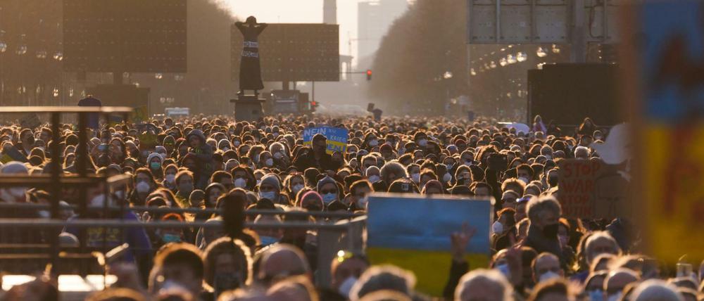 Mehr als 15.000 Zuschauer haben sich laut Polizei am Sonntag bei der Solidaritätskundgebung "Sound of Peace" am Brandenburger Tor versammelt. Auf der Bühne treten zahlreiche bekannte Künstler auf und demonstrieren ihre Unterstützung für die von Russland angegriffene Ukraine.