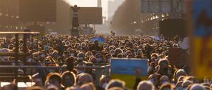 Mehr als 15.000 Zuschauer haben sich laut Polizei am Sonntag bei der Solidaritätskundgebung "Sound of Peace" am Brandenburger Tor versammelt. Auf der Bühne treten zahlreiche bekannte Künstler auf und demonstrieren ihre Unterstützung für die von Russland angegriffene Ukraine.