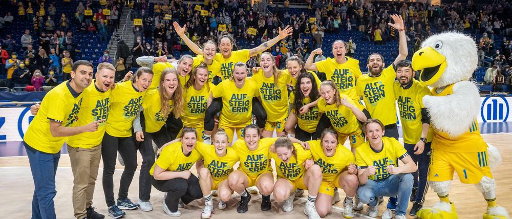 So sehen Aufsteigerinnen aus. Albas Basketballerinnen nach dem Sieg gegen die Rhein-Main Baskets.
