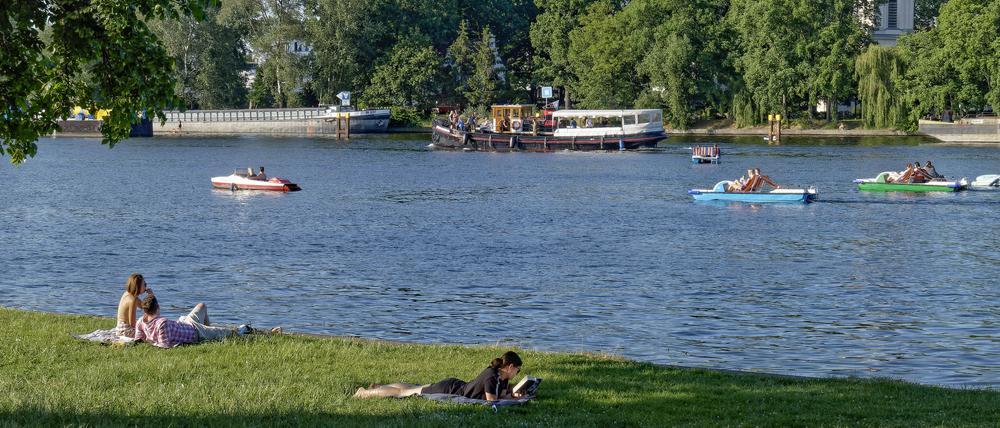 Ein bisschen Abkühlung bieten die Parks, besonders in Wassernähe, wie hier im Treptower Park.