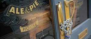 Ketten sichern die Türen eines geschlossenen Pubs (Archivbild).