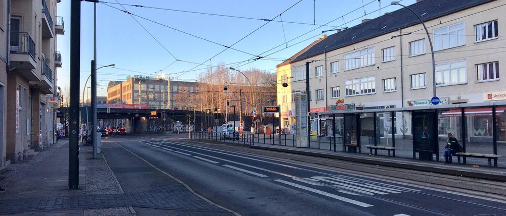 Hallo, Hallo, öhm, Berufsverkehr? Hinten der S-Bahnhof Köpenick.