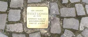 Stolperstein in Erinnerung an Benedict Lachmann, Gründer und Inhaber des Buchladens Bayerischer Platz.