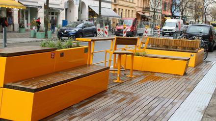 Verkehrsberuhigung durch Parklets und Stahlpoller in der Bergmannstraße in Berlin-Kreuzberg.
