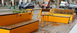 Verkehrsberuhigung durch Parklets und Stahlpoller in der Bergmannstraße in Berlin-Kreuzberg.