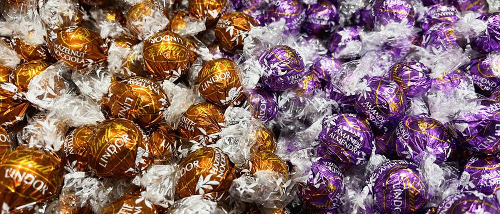 Der jährliche Schokoladenkoffer von Lindt&Sprüngli enthält 4 Kilo Pralinen, Tafeln und Riegel. 