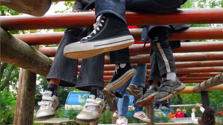 Alle gleich? Das sieht nicht jeder so. Einzelne muslimische Schüler drangsalieren andere und sich gegenseitig mit ihren Religionsauffassungen. Es geht um Kleidungsvorschriften und Sexualkunde, aber auch offenen Antisemitismus. 