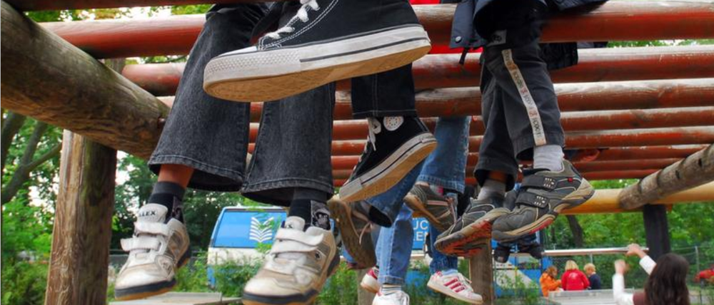 Alle gleich? Das sieht nicht jeder so. Einzelne muslimische Schüler drangsalieren andere und sich gegenseitig mit ihren Religionsauffassungen. Es geht um Kleidungsvorschriften und Sexualkunde, aber auch offenen Antisemitismus. 