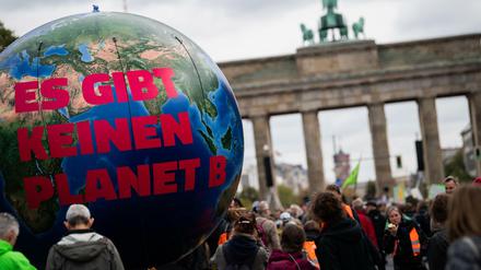 Eine Erdkugel mit der Aufschrift "Es gibt keinen Planet B" steht vor dem Brandenburger Tor. 