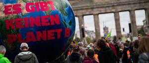 Eine Erdkugel mit der Aufschrift "Es gibt keinen Planet B" steht vor dem Brandenburger Tor. 