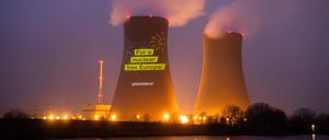 Eine Greenpeace-Projektion auf dem Atomkraftwerk Grohnde
