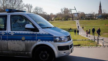 Polizeifahrzeug am Görlitzer Park (Archivbild).