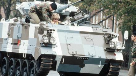 Zeitsprung ins Jahr 1985. Lady Di ist zu Besuch und bekommt Freizeitbespaßung in der Briten-Kaserne.