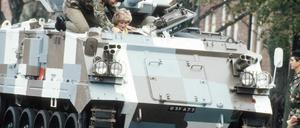 Zeitsprung ins Jahr 1985. Lady Di ist zu Besuch und bekommt Freizeitbespaßung in der Briten-Kaserne.