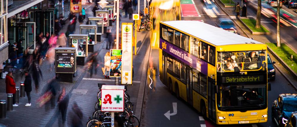 Linienbusse der BVG kommen im Berliner Verkehrsgewusel immer langsamer voran.