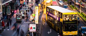 Linienbusse der BVG kommen im Berliner Verkehrsgewusel immer langsamer voran.