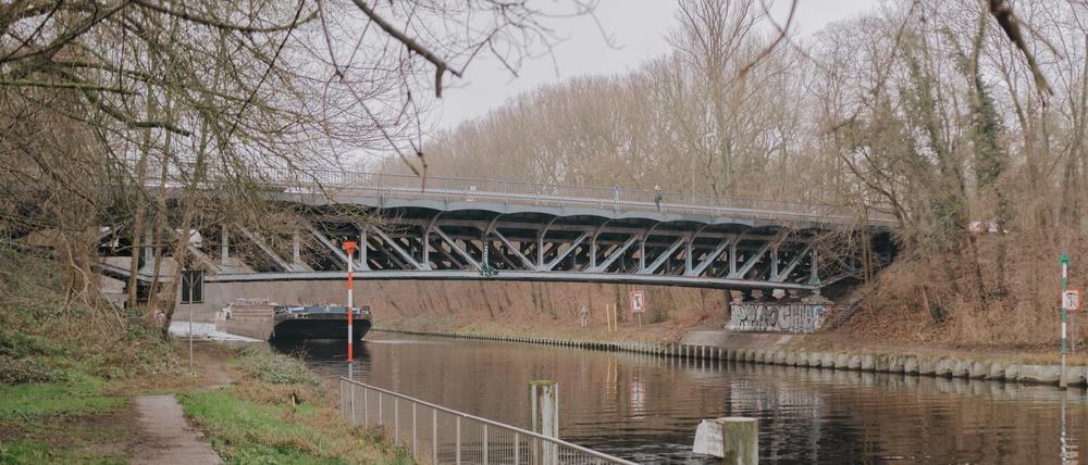 Die Bäkebrücke in Lichterfelde ist marode: Seit Jahren dürfen Autos die Brücke nur noch langsam überqueren.
