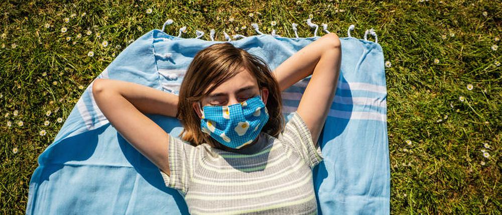 Der Schein genügt. Wenn UV-B-Strahlen der Sonne ungeblockt in die oberen Hautschichten gelangen können, wird dort aus 7-Dehydrocholesterin Vitamin D gebildet. Der Stoff ist lebenswichtig. Viele glauben auch, er sei bei Covid-19 lebensrettend.