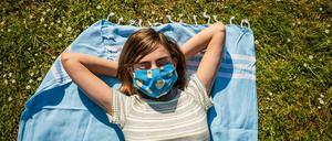 Der Schein genügt. Wenn UV-B-Strahlen der Sonne ungeblockt in die oberen Hautschichten gelangen können, wird dort aus 7-Dehydrocholesterin Vitamin D gebildet. Der Stoff ist lebenswichtig. Viele glauben auch, er sei bei Covid-19 lebensrettend. 