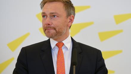 ARCHIV - 10.03.2020, Berlin: Christian Lindner, Vorsitzender der FDP, spricht vor einer Fraktionssitzung im Deutschen Bundestag über die Folgen des Coronavirus für die Wirtschaft. Er pocht auf eine Strategie für einen Ausweg aus den Ausgangsbeschränkungen in der Corona-Krise. Foto: Sonja Wurtscheid/dpa +++ dpa-Bildfunk +++ | Verwendung weltweit