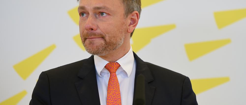 ARCHIV - 10.03.2020, Berlin: Christian Lindner, Vorsitzender der FDP, spricht vor einer Fraktionssitzung im Deutschen Bundestag über die Folgen des Coronavirus für die Wirtschaft. Er pocht auf eine Strategie für einen Ausweg aus den Ausgangsbeschränkungen in der Corona-Krise. Foto: Sonja Wurtscheid/dpa +++ dpa-Bildfunk +++ | Verwendung weltweit