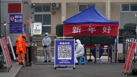 Sicherheitskräfte kontrollieren den Eingang zu einem Wohnkomplex in Xian. 