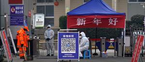 Sicherheitskräfte kontrollieren den Eingang zu einem Wohnkomplex in Xian. 