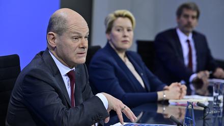 Bundeskanzler Olaf Scholz (SPD) und Berlins Regierende Bürgermeisterin Franziska Giffey (SPD) nach dem Corona-Gipfel. 