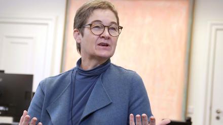 Ulrike Gote, Senatorin fuer Gesundheit, Portraet bei Interview in ihrem Buero in der Senatsverwaltung fuer Wissenschaft, Gesundheit, Pflege und Gleichstellung, in Berlin, 
Copyright: Sven Darmer, 07.01.2022