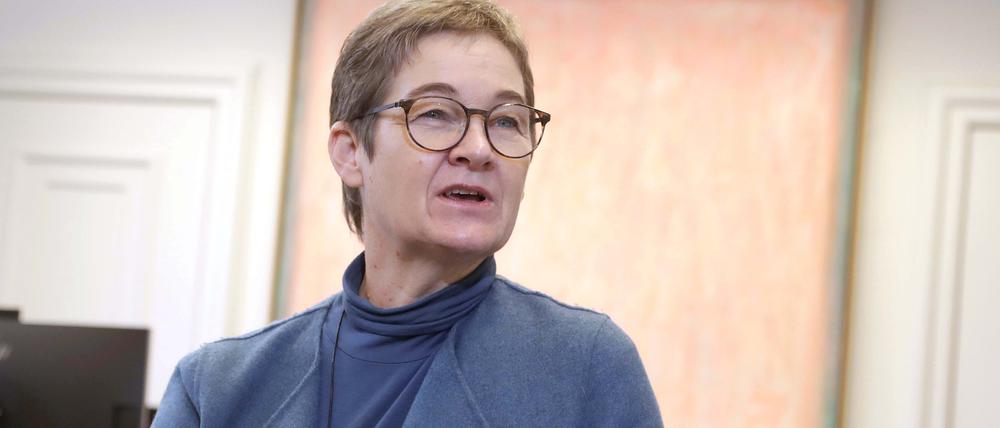 Ulrike Gote, Senatorin fuer Gesundheit, Portraet bei Interview in ihrem Buero in der Senatsverwaltung fuer Wissenschaft, Gesundheit, Pflege und Gleichstellung, in Berlin, 
Copyright: Sven Darmer, 07.01.2022